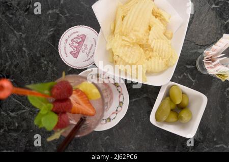 Venedig, Italia. 26th Apr 2022. In Piazza San Marco al Cafe Lavena, la bevanda analcolica 'Skiwasser' è sul banco. Venezia ospita attualmente la Biennale d'Arte 59th. Credit: Felix Hörhager/dpa/Alamy Live News Foto Stock