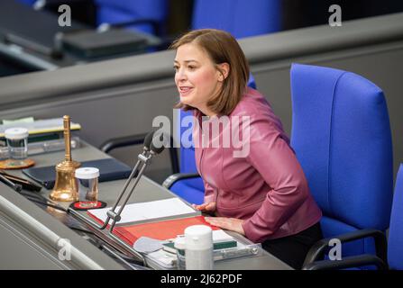 Berlino, Germania. 27th Apr 2022. Yvonne Magwas (CDU), vicepresidente del Bundestag, interviene all'inizio della sessione nella sala plenaria. Credit: Michael Kappeler/dpa/Alamy Live News Foto Stock