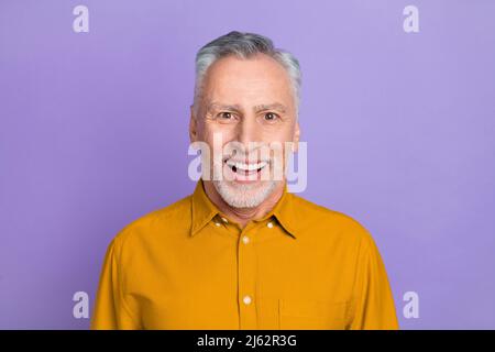 Foto di funky anziano bianco hairdo uomo indossare camicia giallo isolato su sfondo di colore viola Foto Stock