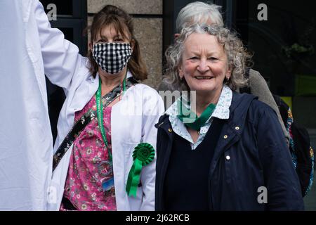 Drax AGM,200 Aldersgate St, Londra, Regno Unito. 27 aprile 2022. Protesta contro Drax "scop burning trees". Il cambiamento climatico rispetto ai combustibili fossili può sfuggire alla vita senza combustibili fossili, così come è la catastrofe della natura. In realtà, abbiamo trascurato, la guerra ha ucciso intenzionalmente più persone, e ha ucciso persone per risorse, che la catastrofe del cambiamento climatico della natura. Il Regno Unito, l’Occidente nel suo insieme, sostiene di essere leader mondiale nella lotta contro il cambiamento climatico. Sono i più grandi cacciatorpediniere dell'umanità e della terra. Credit: Picture Capital/Alamy Live News Foto Stock