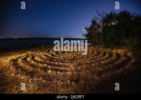 Labirinto a spirale fatto di pietre sulla costa, vista aerea . Foto Stock