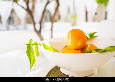 Frutta d'arancia in vaso in Riad marocchino Foto Stock