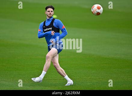 Rush Green London, Regno Unito. 27th Apr 2022. Declan Rice (prosciutto ad ovest) durante la sessione di addestramento del prosciutto ad ovest al campo di addestramento verde di Rush prima della loro partita semifinale di prima tappa di Europa League contro Eintracht Francoforte al London Stadium il 28th aprile 2022. Credit: MARTIN DALTON/Alamy Live News Foto Stock