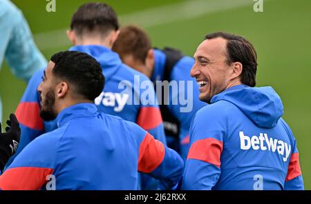 Rush Green London, Regno Unito. 27th Apr 2022. Mark Noble (West Ham) ride durante la sessione di allenamento del West Ham al Rush Green Training Ground prima della semifinale della prima tappa di Europa League contro Eintracht Frankfurt al London Stadium il 28th aprile 2022. Credit: MARTIN DALTON/Alamy Live News Foto Stock