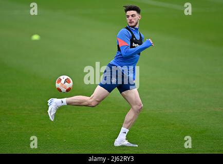 Rush Green London, Regno Unito. 27th Apr 2022. Declan Rice (prosciutto ad ovest) durante la sessione di addestramento del prosciutto ad ovest al campo di addestramento verde di Rush prima della loro partita semifinale di prima tappa di Europa League contro Eintracht Francoforte al London Stadium il 28th aprile 2022. Credit: MARTIN DALTON/Alamy Live News Foto Stock