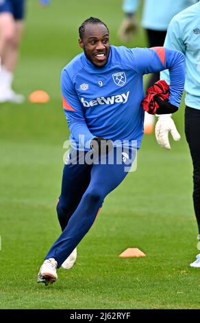 Rush Green London, Regno Unito. 27th Apr 2022. Michail Antonio (West Ham) durante la sessione di allenamento del West Ham presso il campo di allenamento Rush Green prima della semifinale della prima tappa di Europa League contro Eintracht Frankfurt allo stadio di Londra il 28th aprile 2022. Credit: MARTIN DALTON/Alamy Live News Foto Stock