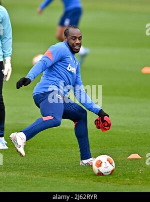 Rush Green London, Regno Unito. 27th Apr 2022. Michail Antonio (West Ham) durante la sessione di allenamento del West Ham presso il campo di allenamento Rush Green prima della semifinale della prima tappa di Europa League contro Eintracht Frankfurt allo stadio di Londra il 28th aprile 2022. Credit: MARTIN DALTON/Alamy Live News Foto Stock