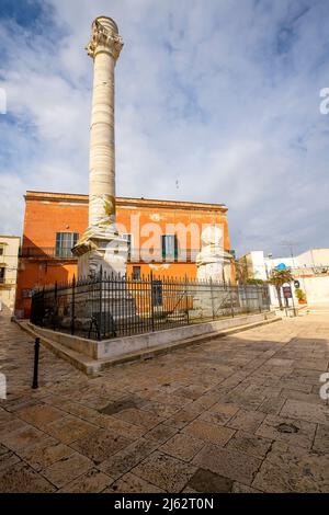 Imponenti colonne romane, un'antica meraviglia architettonica conservata a Brindisi, Puglia, Italia. Rappresenta il punto in cui si trova la via Appia Foto Stock