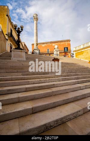 Imponenti colonne romane, un'antica meraviglia architettonica conservata a Brindisi, Puglia, Italia. Rappresenta il punto in cui si trova la via Appia Foto Stock