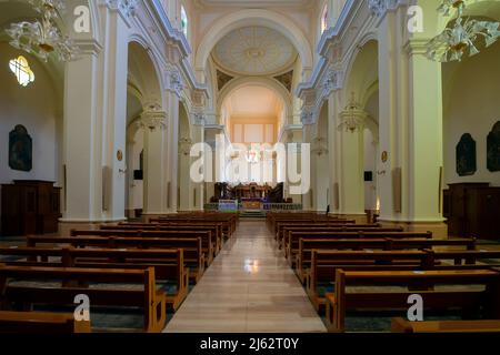 All'interno del Duomo di Brindisi. Piazza Duomo nei pressi del Museo Archiologico di Brindisi, Puglia, Italia. Con le sue tre navate a croce latina. R Foto Stock