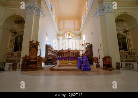 All'interno del Duomo di Brindisi. Piazza Duomo nei pressi del Museo Archiologico di Brindisi, Puglia, Italia. Uno splendido coro ligneo in noce da t Foto Stock