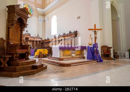 All'interno del Duomo di Brindisi. Piazza Duomo nei pressi del Museo Archiologico di Brindisi, Puglia, Italia. Uno splendido coro ligneo in noce da t Foto Stock