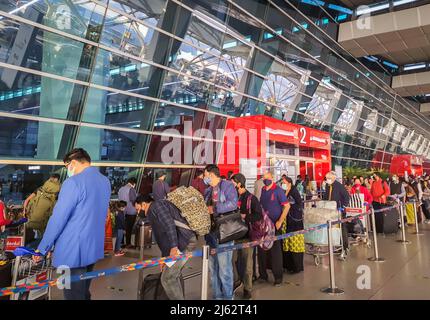 Le persone in piedi in que al cancello aeroporto per il check in immagine è preso all'aeroporto igi New delhi india il 05 2022 marzo. Foto Stock