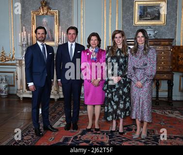 Il Principe Carl Philip, Eduardo Mapelli Mozzi, la Regina Silvia, la Principessa Beatrice e la Principessa Sofia si presentano insieme all'Assemblea Mondiale della Dislessia Svezia al Palazzo reale di Stoccolma, Svezia, 27 aprile 2022. Foto: Jonas Ekstromer / TT / code 10030 Foto Stock