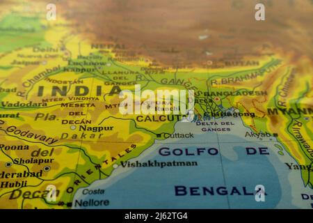 Primo piano mappa orografica del Bangladesh, del delta del Gange e dell'India nord-occidentale, con riferimenti in spagnolo. Cartografia concettuale, Viaggi, geografia. Diverso Foto Stock