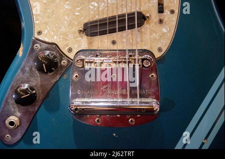 REGNO UNITO. 27th Apr 2022. Anteprima stampa del video musicale iconico di Kurt Cobain "Smells Like Teen Spirit" 1969 chitarra elettrica Fender Mustang con una stima iniziale da $600.000 a $800.000 e altri cimeli musicali all'Hard Rock Cafe di Piccadilly, a Londra il 27 aprile 2022. L'asta si svolge in un evento di tre giorni che si tiene nel Time Square Hard Rock Cafe di New York tra il 20 maggio e il 22 maggio 2022. (Foto di Claire Doherty/Sipa USA) Credit: Sipa USA/Alamy Live News Foto Stock