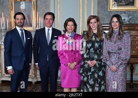 Il Principe Carl Philip, Eduardo Mapelli Mozzi, la Regina Silvia, la Principessa Beatrice e la Principessa Sofia si presentano insieme all'Assemblea Mondiale della Dislessia Svezia al Palazzo reale di Stoccolma, Svezia, 27 aprile 2022. Foto: Jonas Ekstromer / TT / code 10030 Foto Stock