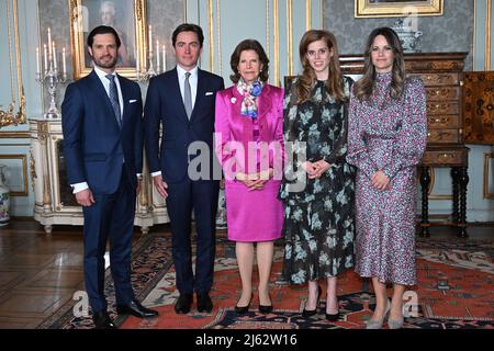 Il Principe Carl Philip, Eduardo Mapelli Mozzi, la Regina Silvia, la Principessa Beatrice e la Principessa Sofia si presentano insieme all'Assemblea Mondiale della Dislessia Svezia al Palazzo reale di Stoccolma, Svezia, 27 aprile 2022. Foto: Jonas Ekstromer / TT / code 10030 Foto Stock