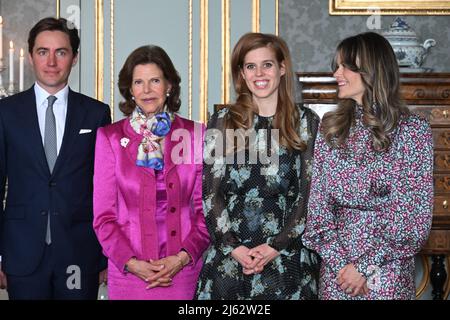 Il Principe Carl Philip, Eduardo Mapelli Mozzi, la Regina Silvia, la Principessa Beatrice e la Principessa Sofia si presentano insieme all'Assemblea Mondiale della Dislessia Svezia al Palazzo reale di Stoccolma, Svezia, 27 aprile 2022. Foto: Jonas Ekstromer / TT / code 10030 Foto Stock