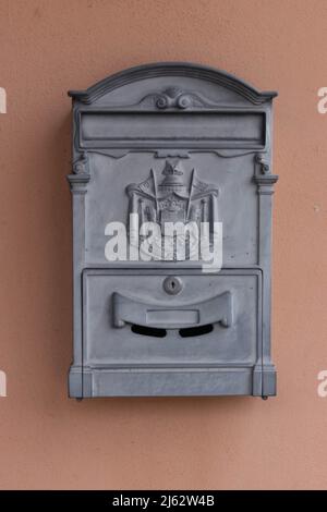 Tipica mailbox italiana in metallo alluminio Foto Stock