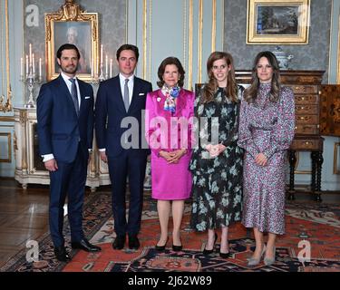 Il Principe Carl Philip, Eduardo Mapelli Mozzi, la Regina Silvia, la Principessa Beatrice e la Principessa Sofia si presentano insieme all'Assemblea Mondiale della Dislessia Svezia al Palazzo reale di Stoccolma, Svezia, 27 aprile 2022. Foto: Jonas Ekstromer / TT / code 10030 Foto Stock