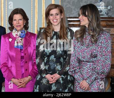 La regina Silvia, la principessa Beatrice e la principessa Sofia posano per un insieme all'Assemblea mondiale della dislessia Svezia al Palazzo reale di Stoccolma, Svezia, 27 aprile 2022. Foto: Jonas Ekstromer / TT / code 10030 Foto Stock