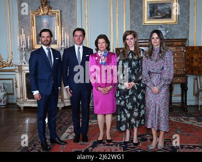 Il Principe Carl Philip, Eduardo Mapelli Mozzi, la Regina Silvia, la Principessa Beatrice e la Principessa Sofia si presentano insieme all'Assemblea Mondiale della Dislessia Svezia al Palazzo reale di Stoccolma, Svezia, 27 aprile 2022. Foto: Jonas Ekstromer / TT / code 10030 Foto Stock