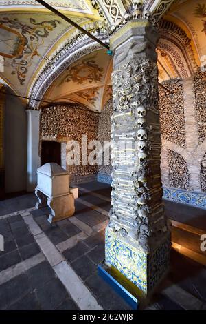 Cappella delle ossa, vista del soffitto e le ossa incastonate sul muro, Evora, Alentejo, Portogallo Foto Stock