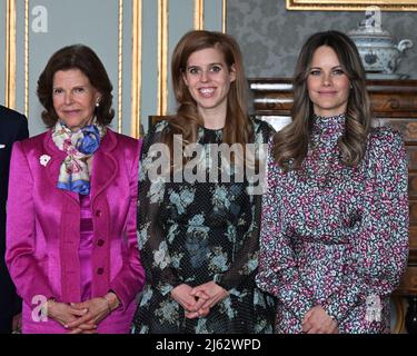 La regina Silvia, la principessa Beatrice e la principessa Sofia posano per un insieme all'Assemblea mondiale della dislessia Svezia al Palazzo reale di Stoccolma, Svezia, 27 aprile 2022. Foto: Jonas Ekstromer / TT / code 10030 Foto Stock