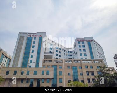 Ospedale edificio a più piani con cielo nuvoloso al mattino immagine è preso a aiims delhi india il 14 2022 aprile. Foto Stock
