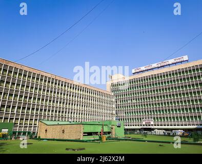 Ospedale edificio a più piani con cielo blu luminoso al mattino immagine è preso a aiims delhi india il 14 2022 aprile. Foto Stock