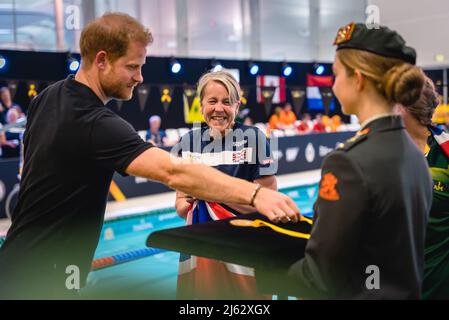 Il duca di Sussex con un concorrente britannico durante il nuoto agli Invictus Games a Het Hofbad l'Aia, Paesi Bassi. Data foto: aprile 2022 Foto Stock