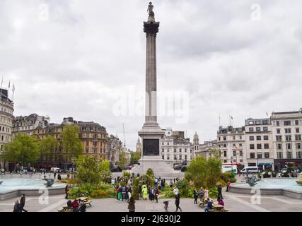 Londra, Regno Unito. 27th aprile 2022. Le bevande innocenti hanno riselvaggiato Trafalgar Square per un giorno per evidenziare la loro campagna Big Rewild, che sostiene le foreste e porta la natura nelle aree urbane. Credit: Vuk Valcic/Alamy Live News Foto Stock