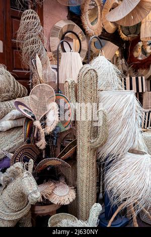 Cappelli e cesti in vimini marocchini fatti a mano a Marrakech Foto Stock