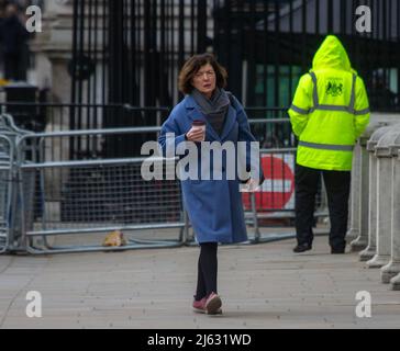 Londra, Inghilterra, Regno Unito. 27th Apr 2022. A Whitehall si trova la seconda Segreteria permanente del Gabinetto SUE GREY. Gray ha condotto l'inchiesta presso le parti che hanno avuto luogo a Downing Street durante le chiusure a chiave di Coronavirus. (Credit Image: © Tayfun Salci/ZUMA Press Wire) Foto Stock