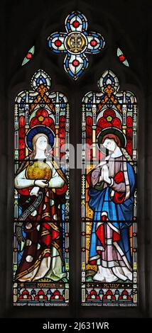 Una vetrata di Frederick Preedy raffigurante Martha e Maria, St Mary the Virgin Church, Sedgeford, Norfolk Foto Stock