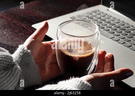 Tazza di caffè e Businesswoman che lavorano con il portatile a casa . Messa a fuoco selettiva Foto Stock