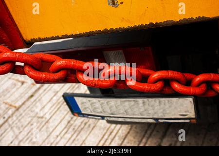 L'assemblaggio meccanico di una macchina per l'irrigazione del prato. Concetto di riparazione dell'attrezzatura. Foto Stock