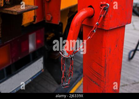 L'assemblaggio meccanico di una macchina per l'irrigazione del prato. Concetto di riparazione dell'attrezzatura. Foto Stock