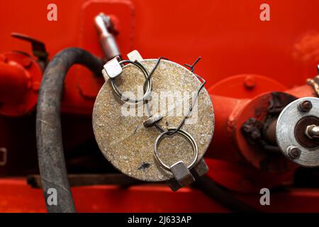 L'assemblaggio meccanico di una macchina per l'irrigazione del prato. Concetto di riparazione dell'attrezzatura. Foto Stock