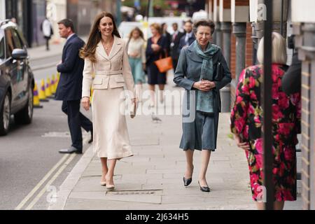 La Principessa reale, patrona del Royal College of Midwives (RCM), e la Duchessa di Cambridge, patrona del Royal College of Obstetricians and Gynecologists (RCOG), arrivano per una visita alla loro sede a Londra, Per conoscere il modo in cui l'RCM e il RCOG stanno lavorando insieme per migliorare l'assistenza sanitaria materna e incontrare i rappresentanti del Centro Nazionale per il miglioramento della maternità di Tommy. Data foto: Mercoledì 27 aprile 2022. Foto Stock