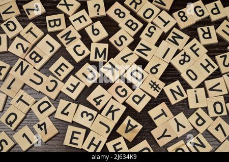 La scrittura di articoli. Dalla pila di lettere per creare il testo per la  stampa. Lettere di legno su un sfondo di legno. La vista dall'alto Foto  stock - Alamy