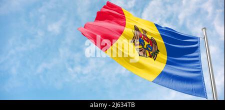 Bandiera della Moldavia la bandiera nazionale della Repubblica di Moldavia (in rumeno: Drapelul Moldavei) è una tribanda verticale di colore blu, giallo e rosso, con carico d'arido Foto Stock