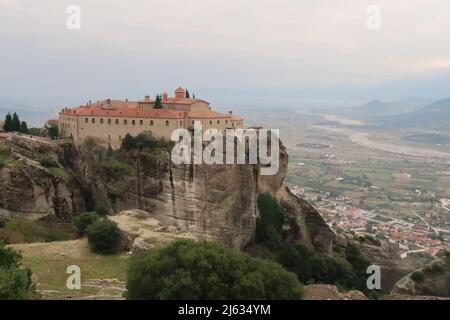 Monastero di Santo Stefano con la città Kalambaka sullo sfondo, Meteora, Grecia 2021 Foto Stock