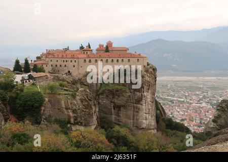 Vista pittoresca sul Monastero di Santo Stefano con la città di Kalambaka sullo sfondo, Meteora, Grecia 2021 Foto Stock