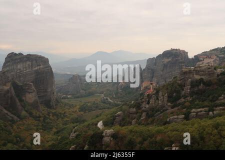 Vista sui monasteri di San Nicola Anapafsas, Roussanou, Grande Meteorone e Varlaam Foto Stock