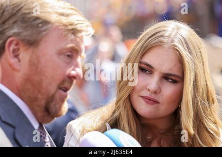 2022-04-27 12:52:34 MAASTRICHT - re Willem-Alexander, principessa Amalia (lr) durante il giorno del Re a Maastricht. Dopo due anni di corona silenziosa, gli olandesi celebrano il giorno del Re come al solito. ANP POOL PATRICK VAN KATWIJK paesi bassi fuori - belgio fuori Foto Stock