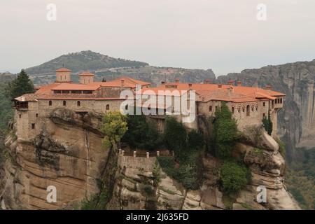 Il grande Monastero di Varlaam, costruito sulla sommità di una colonna di roccia, Meteora, Grecia 2021 Foto Stock