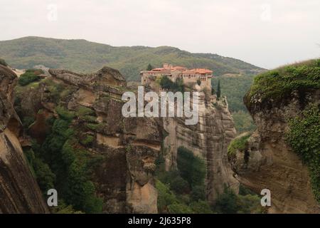 Vista dal Santo Monastero del Grande Meteorone sul Monastero di Varlaam, Meteora, Grecia 2021 Foto Stock