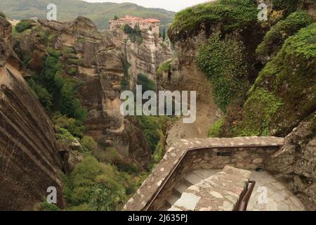 Vista mozzafiato dalle scale che conducono al Santo Monastero del Grande Meteorone, Meteora, Grecia 2021 Foto Stock